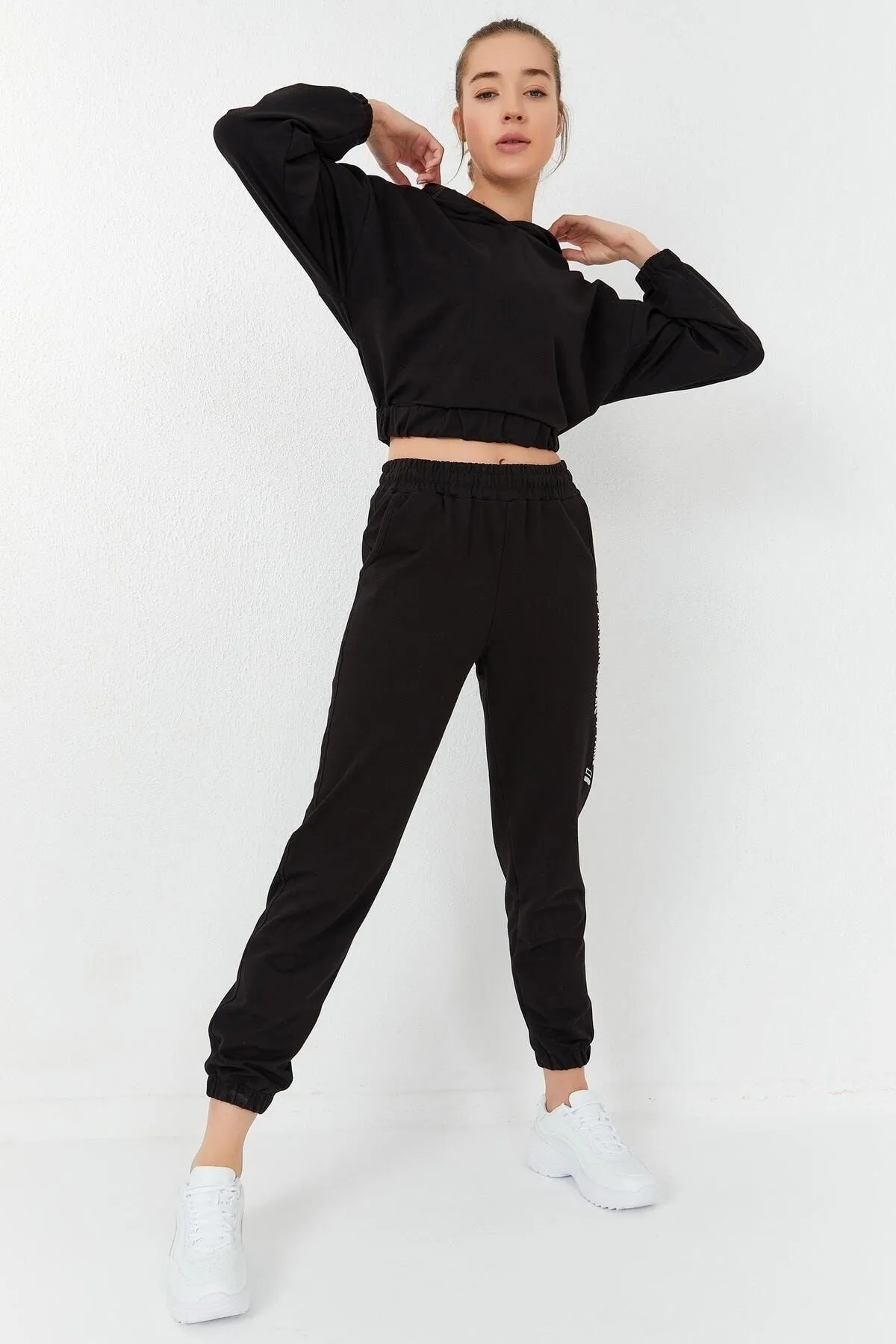 TOMMY LIFE  Schwarzer Damen-Trainingsanzug mit Kapuze und übergroßen elastischen Beinen und Textdruck – 95295
