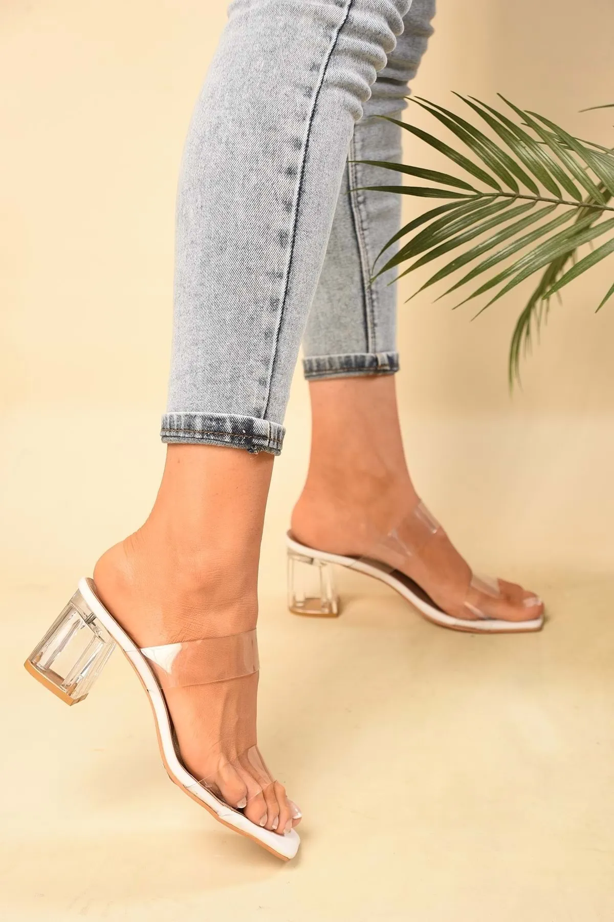 Shoeberry  Weiße transparente Damen-Slipper mit Riemchen und Absatz