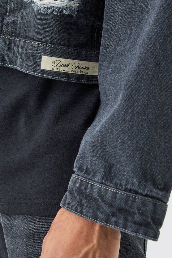 Kastige Jeansjacke mit Dark Tropics Applikation