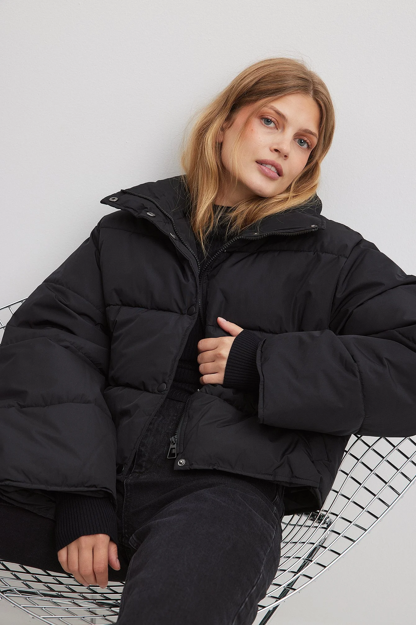 Recycelte kurze gefütterte Jacke mit Druckknöpfen