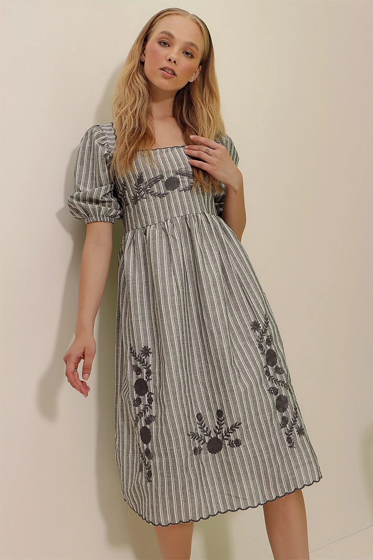 Trend Alaçatı Stili  Graues Damenkleid mit quadratischem Kragen und Prinzessinnenärmeln, gestreift, mit Blumen bestickt, gewebtes Kleid ALC-X8996
