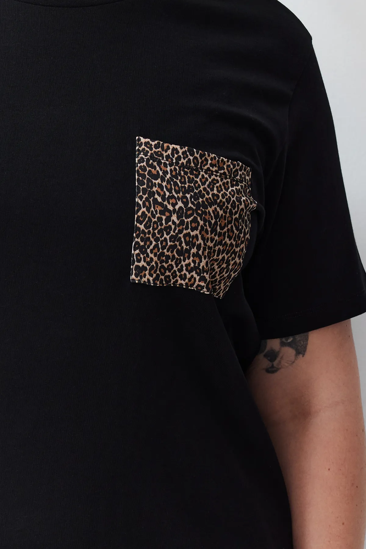 Trendyol Curve  Schwarzes Oversize-Strick-T-Shirt mit Animal-Print TBBSS24BF00059