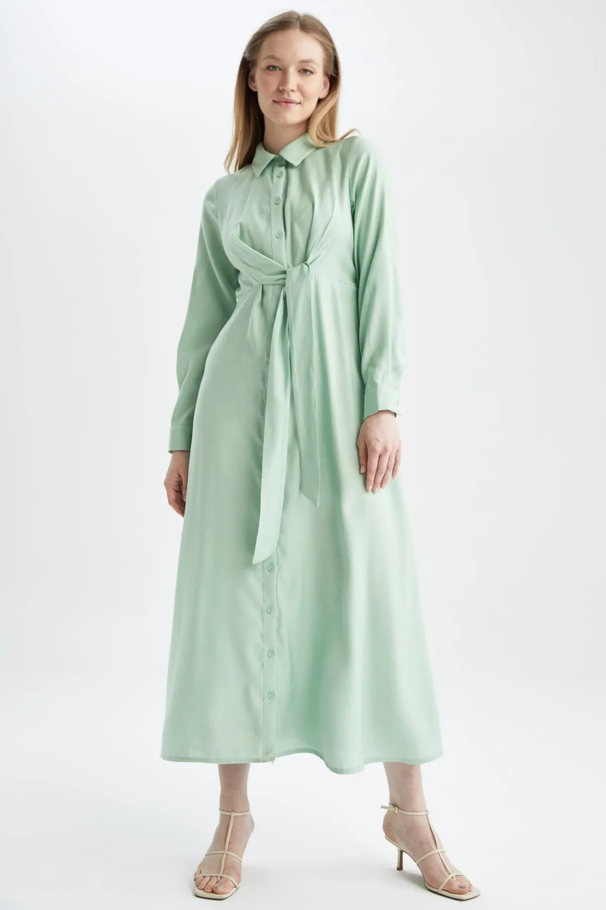 DeFacto  Normal geschnittenes Maxikleid mit Schärpendetail und Hemdkragen