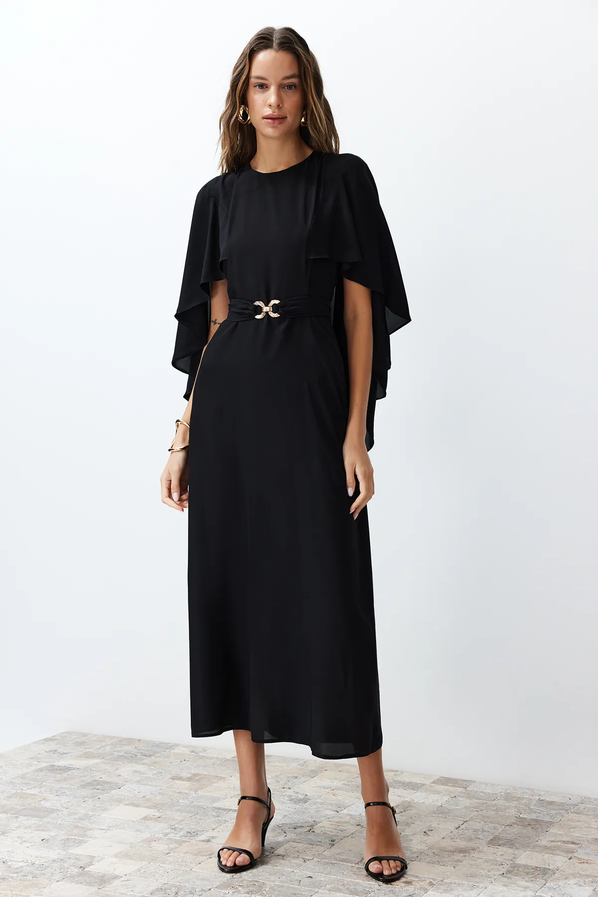 Trendyol Modest  Schwarzes, stilvolles, gewebtes Abendkleid mit Cape-Gürtel und Detail TCTSS24DB00003
