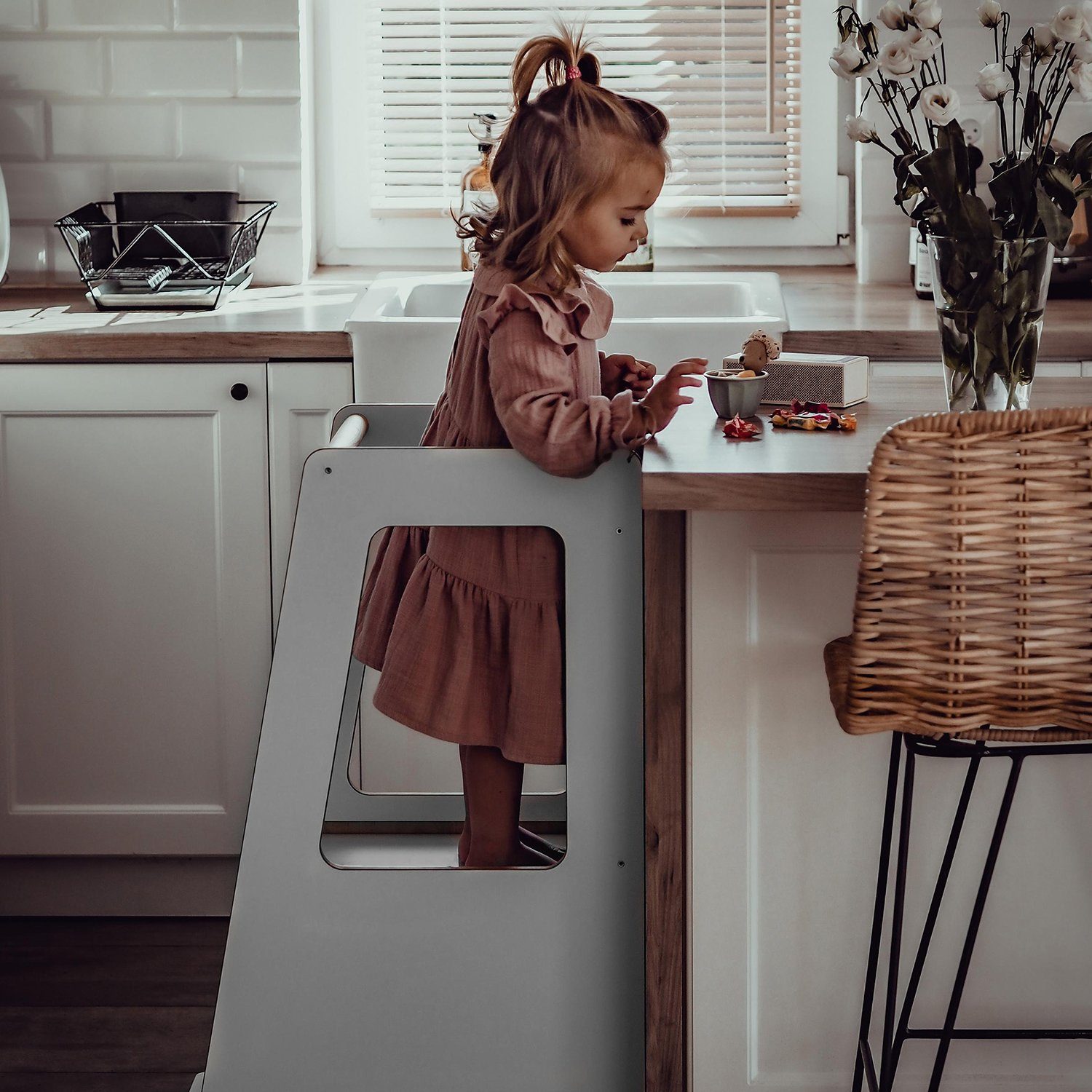 MeowBaby Stehhilfe Lernturm für Kinder Montessori Lernstuhl Scandi Grau (1 St), Kinderhocker, Höhenverstellbar, Abgerundete Ecken & Kanten