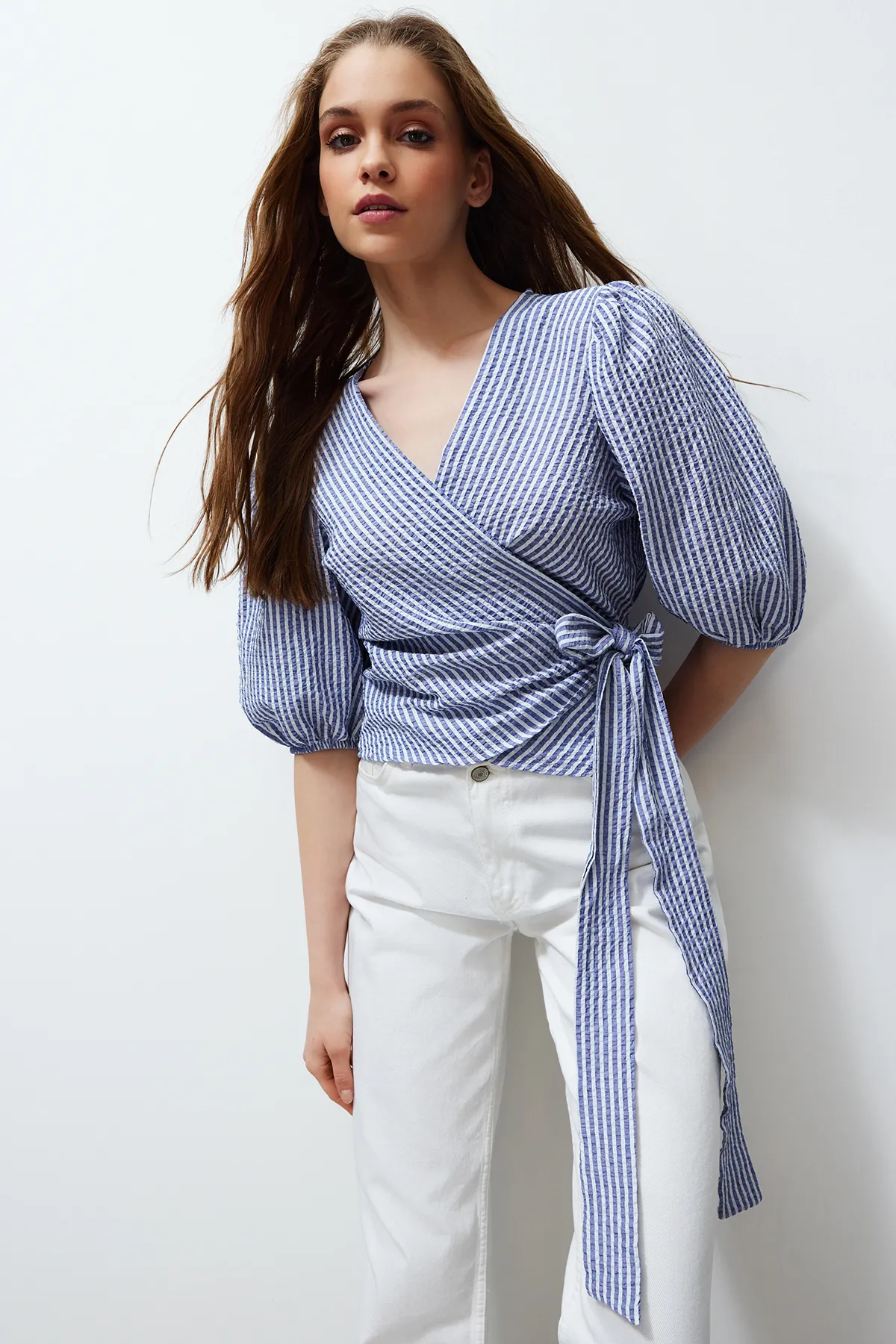 Trendyol Collection  Mehrfarbig gestreifte, zweireihige, mit Schnürung versehene, detaillierte Seersucker-Gewebebluse TWOSS24BZ00345