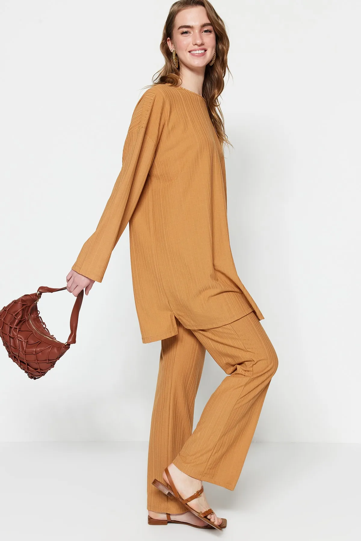 Trendyol Modest  Kamelfarbener Strickanzug aus Tunika und Hose mit Falten TCTSS23US00009