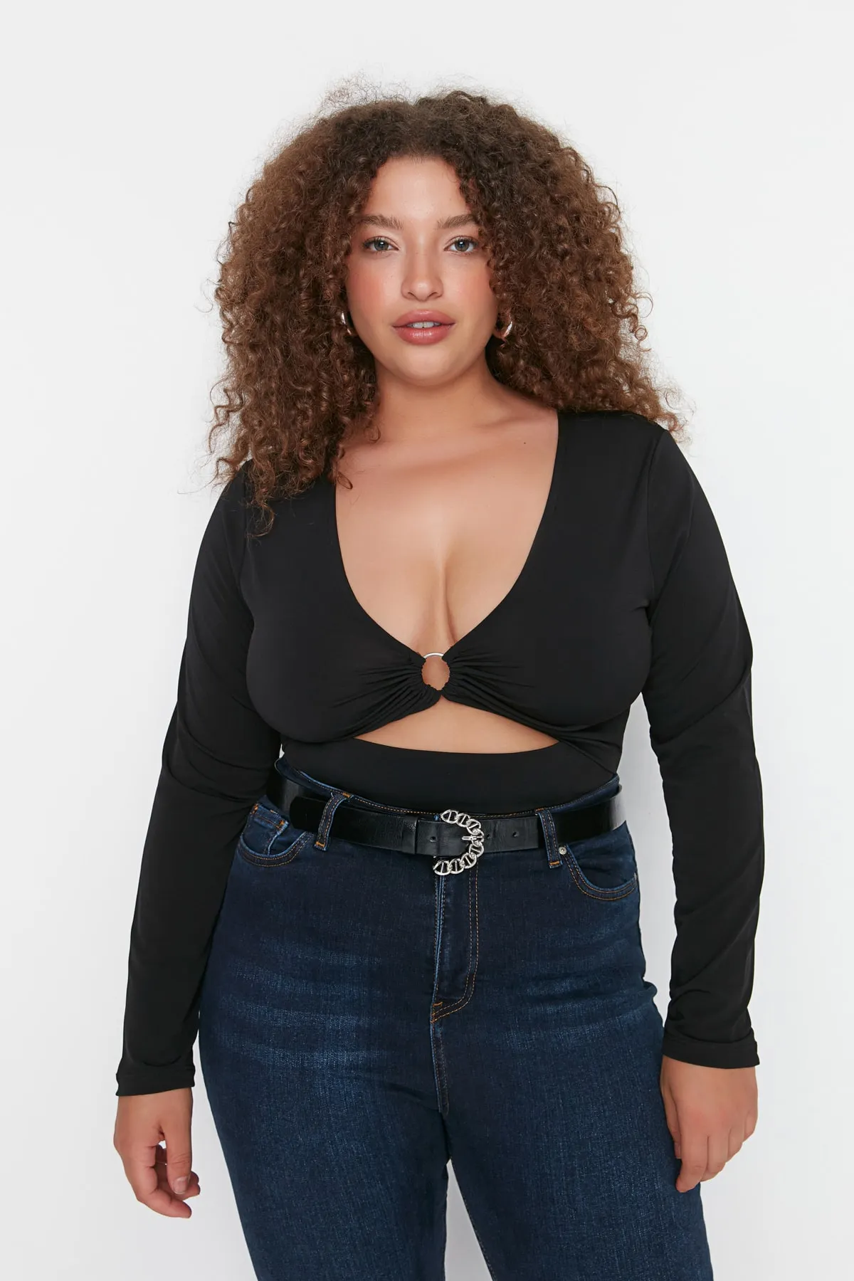Trendyol Curve  Schwarze, detaillierte Strickbluse mit Fenster-/Ausschnittmuster TBBAW23AF00035