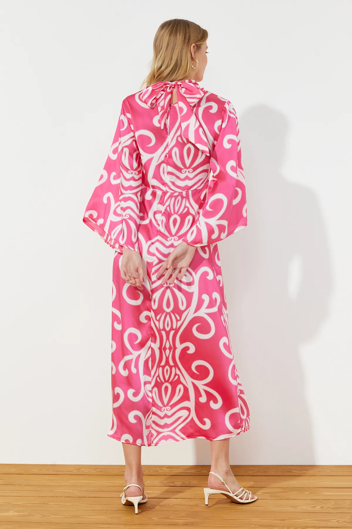 Trendyol Modest  Ecru Fuchsia gemustertes, gewebtes Satin-Abendkleid TCTSS24DB00017