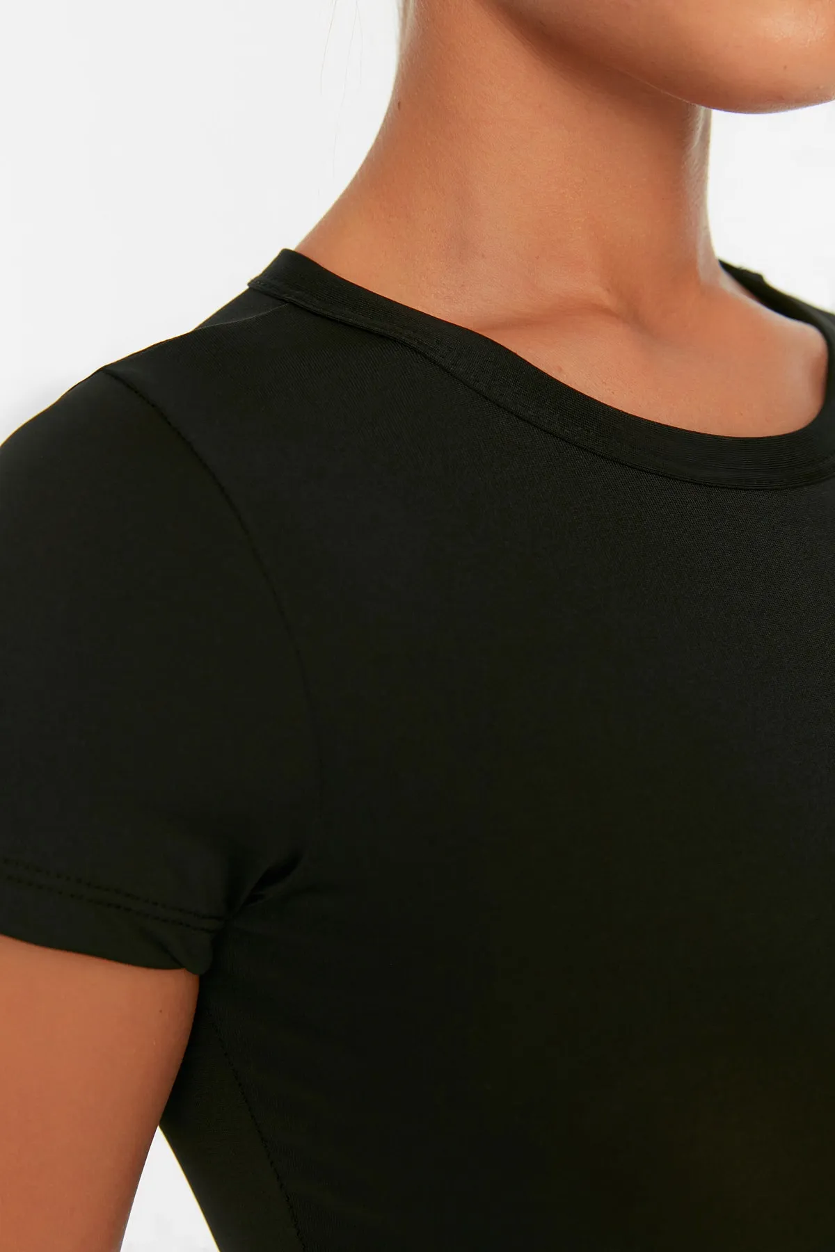 Trendyol Collection  Schwarzes Crop-Strick-Sportoberteil/Bluse mit leichtem Halt und weicher Textur und Rundhalsausschnitt TWOAW21BZ0158