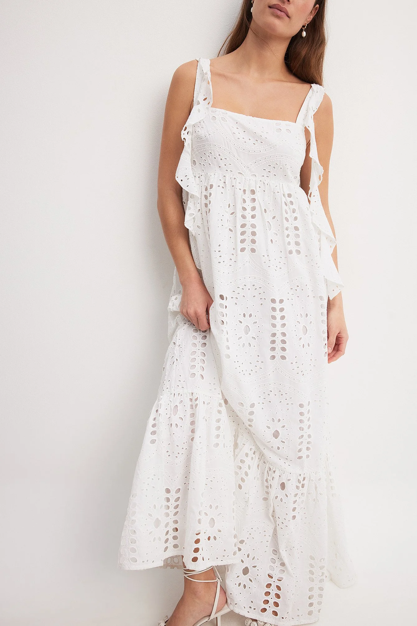 Maxikleid mit Anglaise-Stickerei und Rüschen an den Schultern