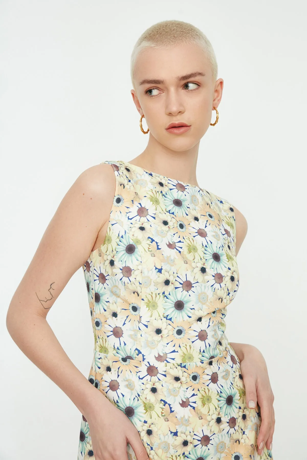 Trendyol Collection  Gewebtes Kleid mit Blumenmuster in Ecru TWOSS19WR0042