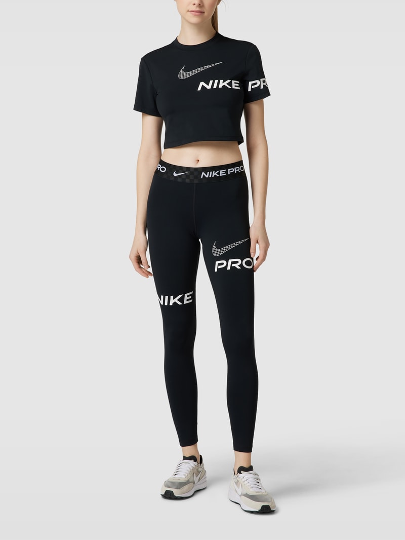 Crop Top mit Rundhalsausschnitt in schwarz