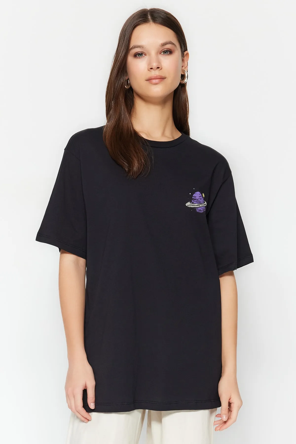 Trendyol Collection  Schwarzes Boyfriend-Strick-T-Shirt mit Rundhalsausschnitt aus 100 % Baumwolle mit Galaxy-Print auf der Vorder- und Rückseite TWOSS23TS00257