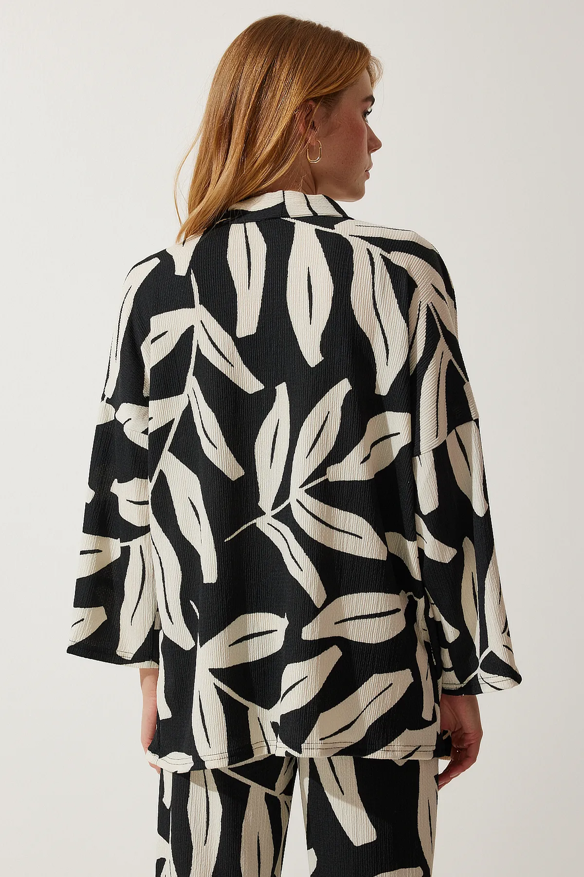 Happiness İstanbul  Schwarzes gemustertes Crinkle-Sommerjacke-Palazzo-Set für Damen DD01304