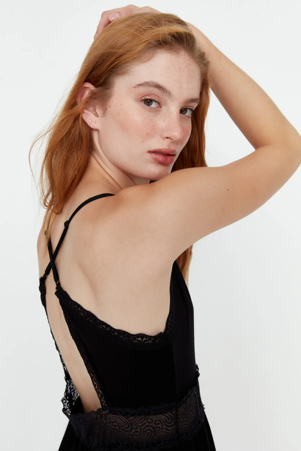 Trendyol Collection  Schwarzes Stricknachthemd mit Spitze und Schlitz am Rücken THMAW20GC0001