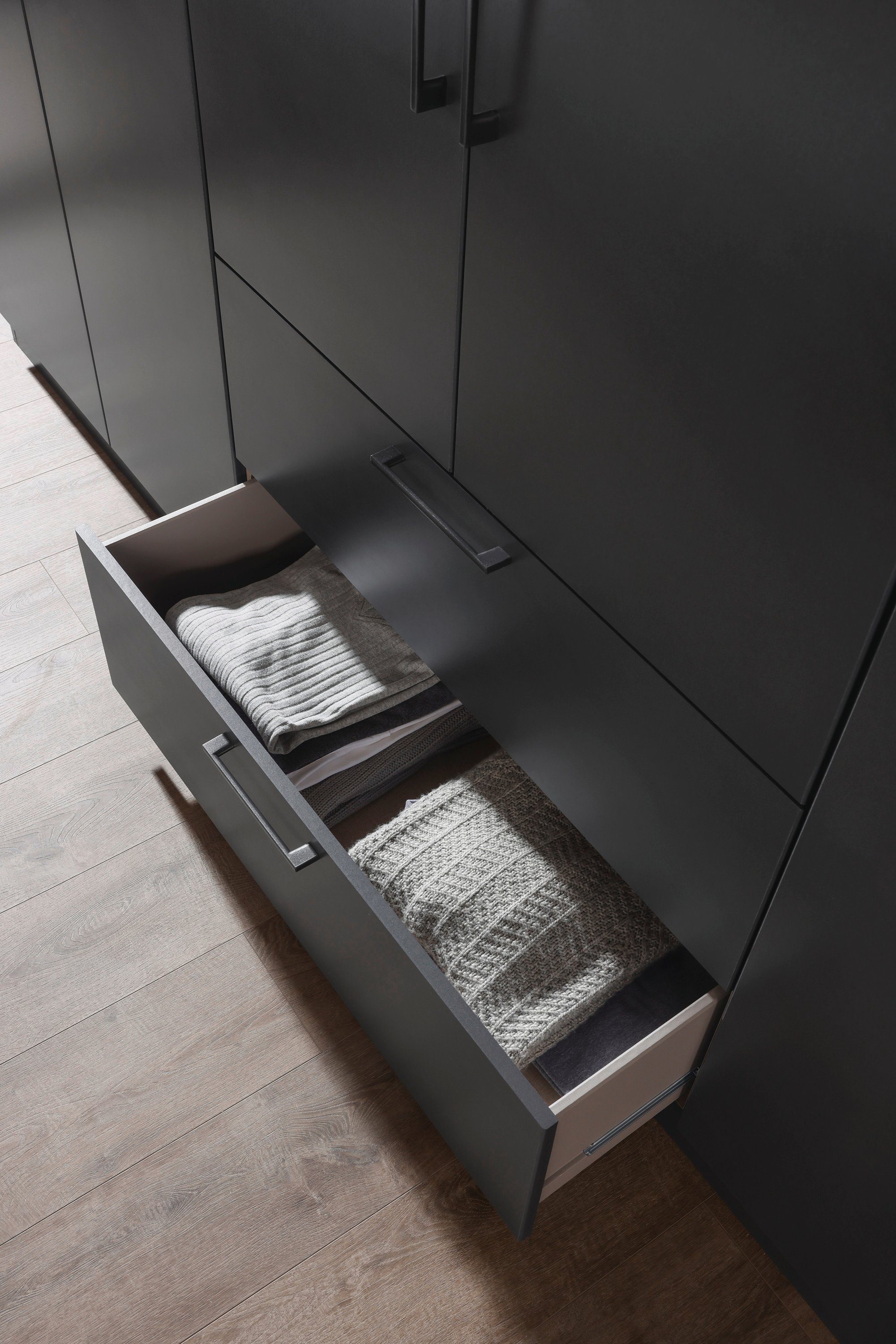 rauch Schlafzimmer-Set Challenger, Schrank in 2 Breiten, Bett in 3 Breiten und 2 Nachttische