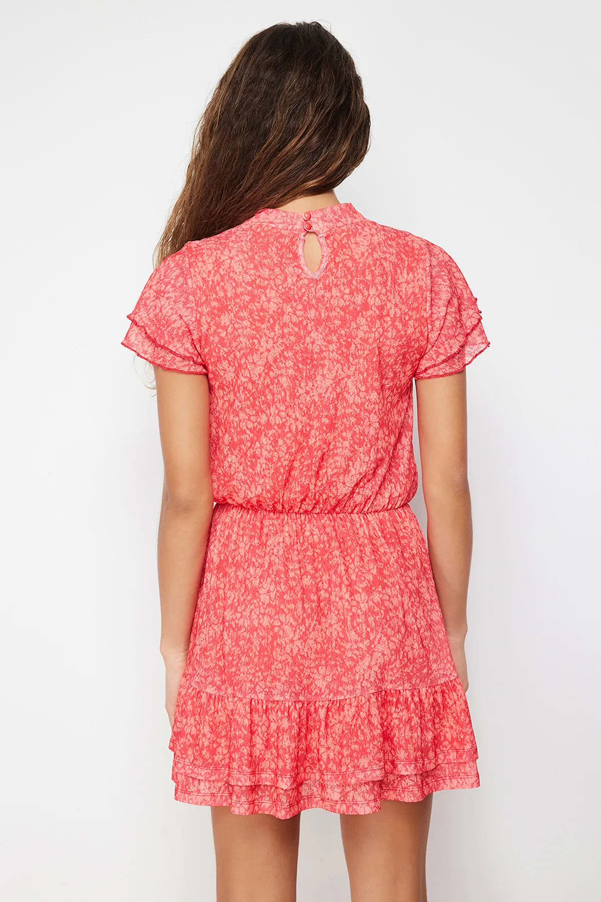 Trendyol Collection  Roter, speziell strukturierter Rock mit Rüschen, Mini, kurzen Ärmeln, Stehkragen, dehnbares Strick-Minikleid TWOSS24EL00485
