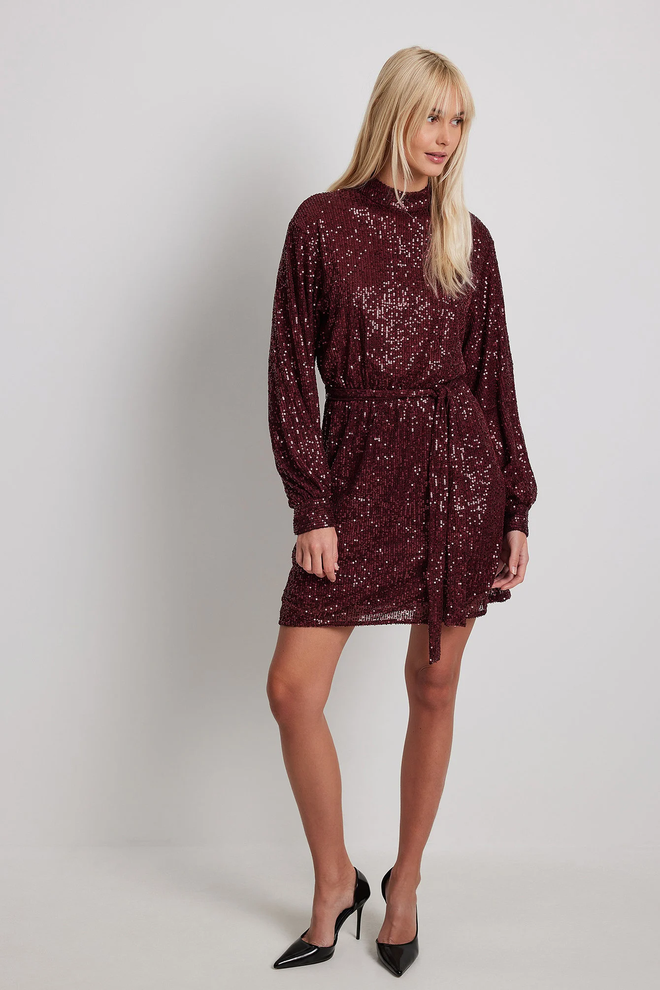 Fließendes Paillettenkleid mit Gürtel