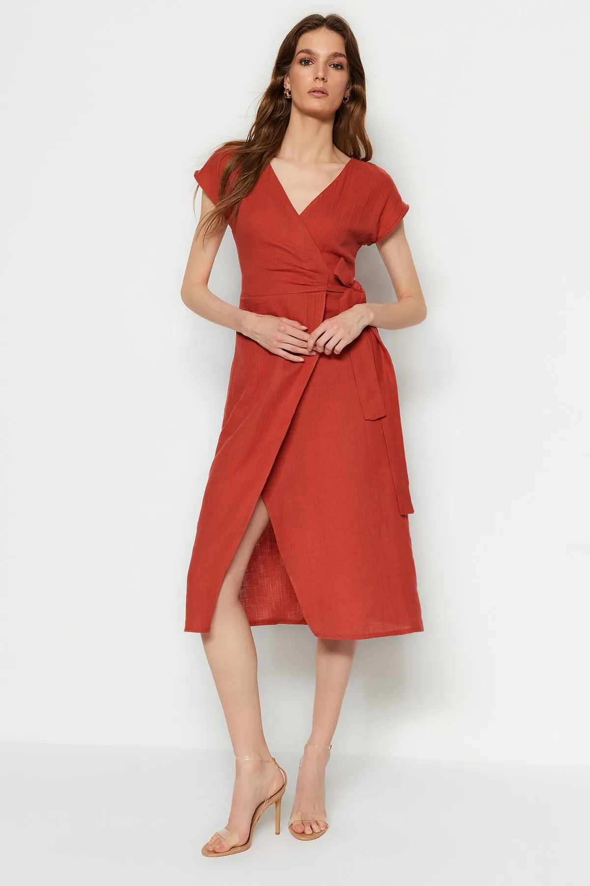 Trendyol Collection  Zimtfarbenes, zweireihiges Midi-Webkleid mit Gürtel TWOSS23EL01542