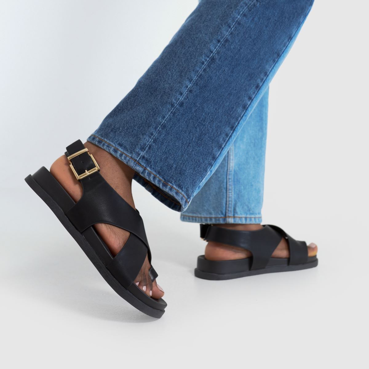 Schuh Thalia lábujjbéléses szandál fekete színben