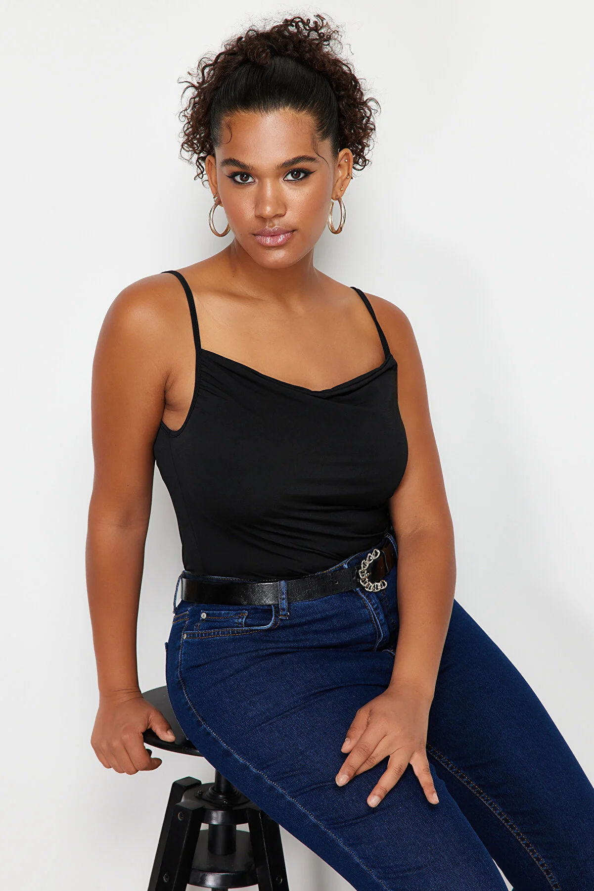 Trendyol Curve  Schwarze Degaje-Strickbluse mit Kragen und Riemen TBSSS24AF00006