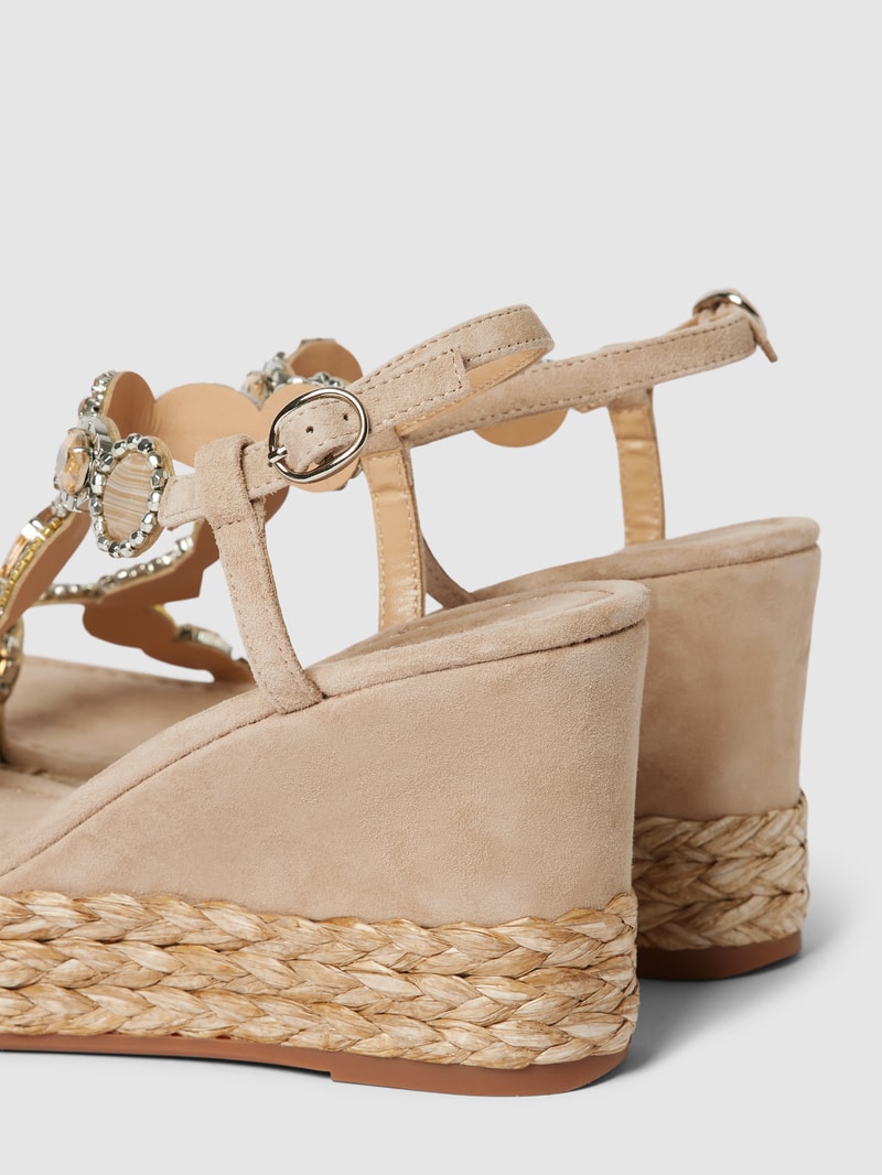 Wedges aus Leder mit Ziersteinbesatz in beige