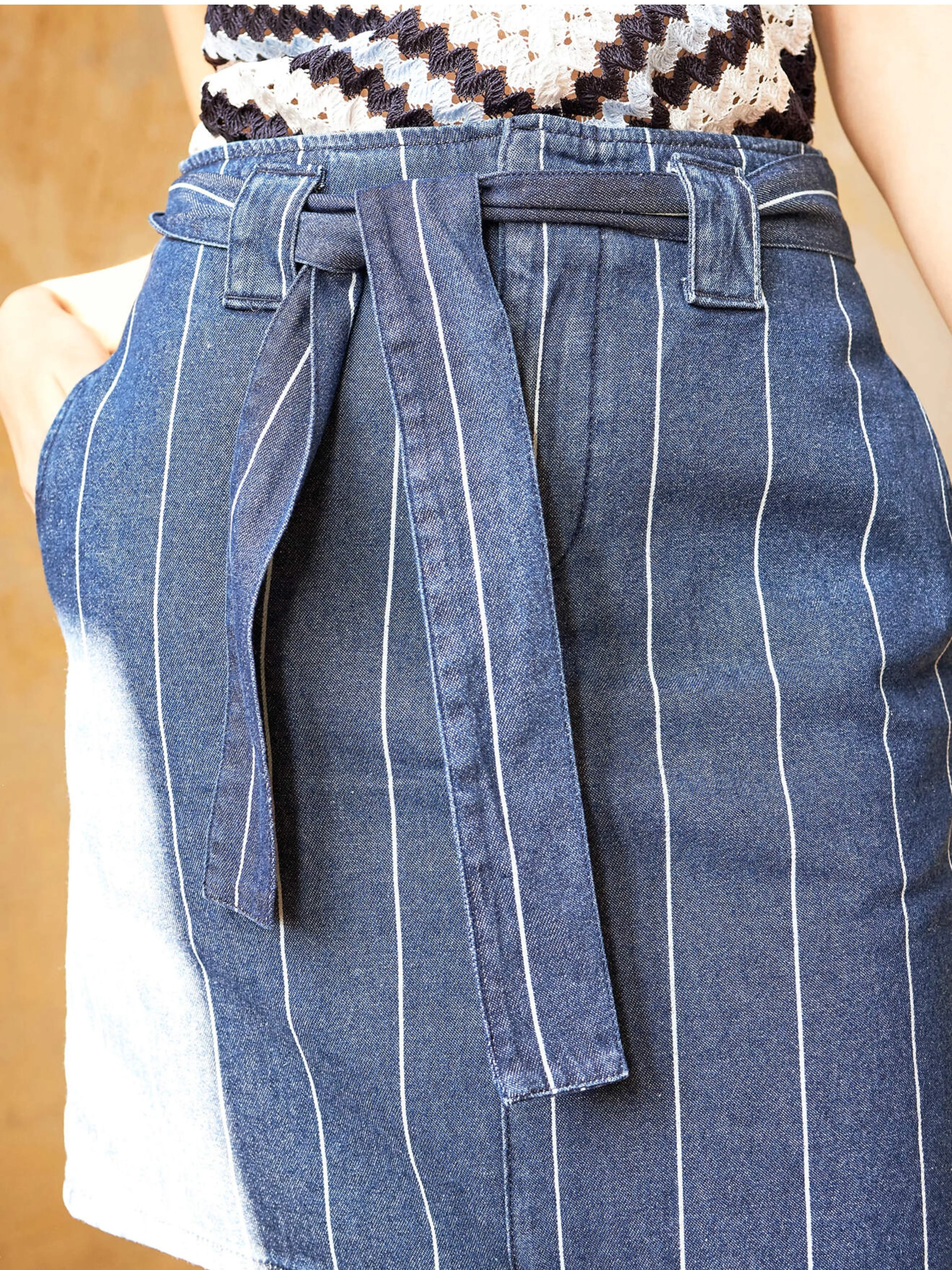 Blau gestreifter kurzer Damen-Jeansrock mit Bindung ORSAY