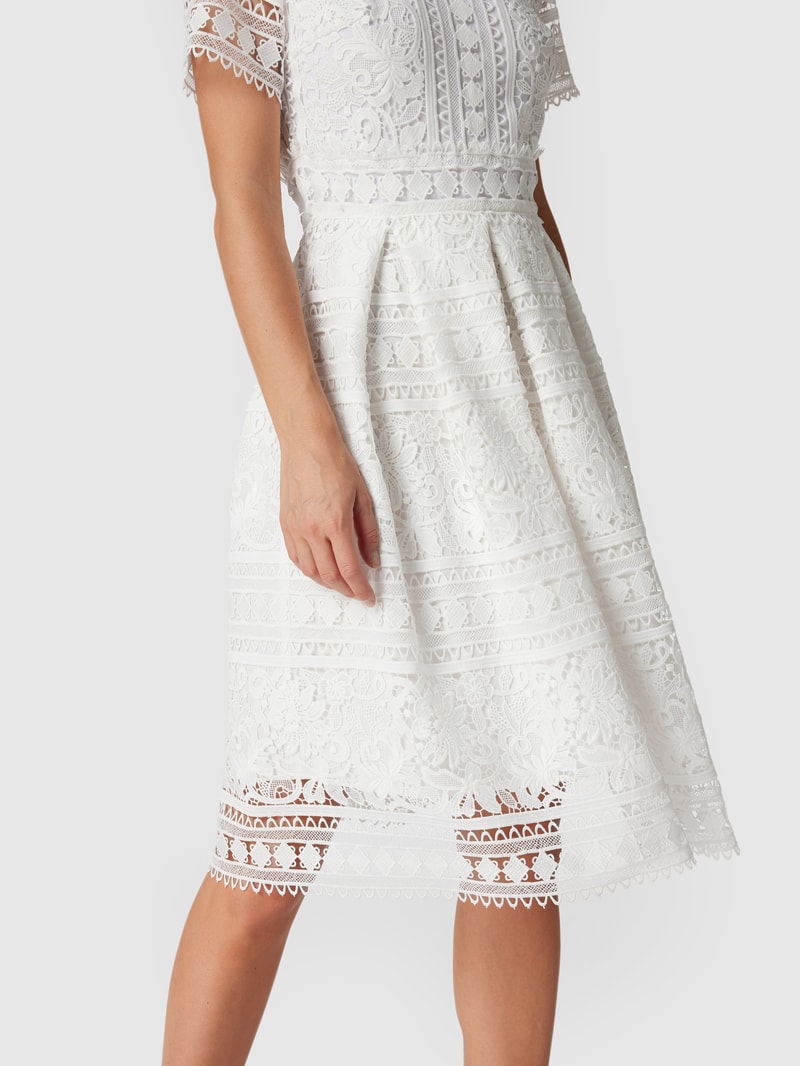 Brautkleid mit floraler Spitze in offwhite