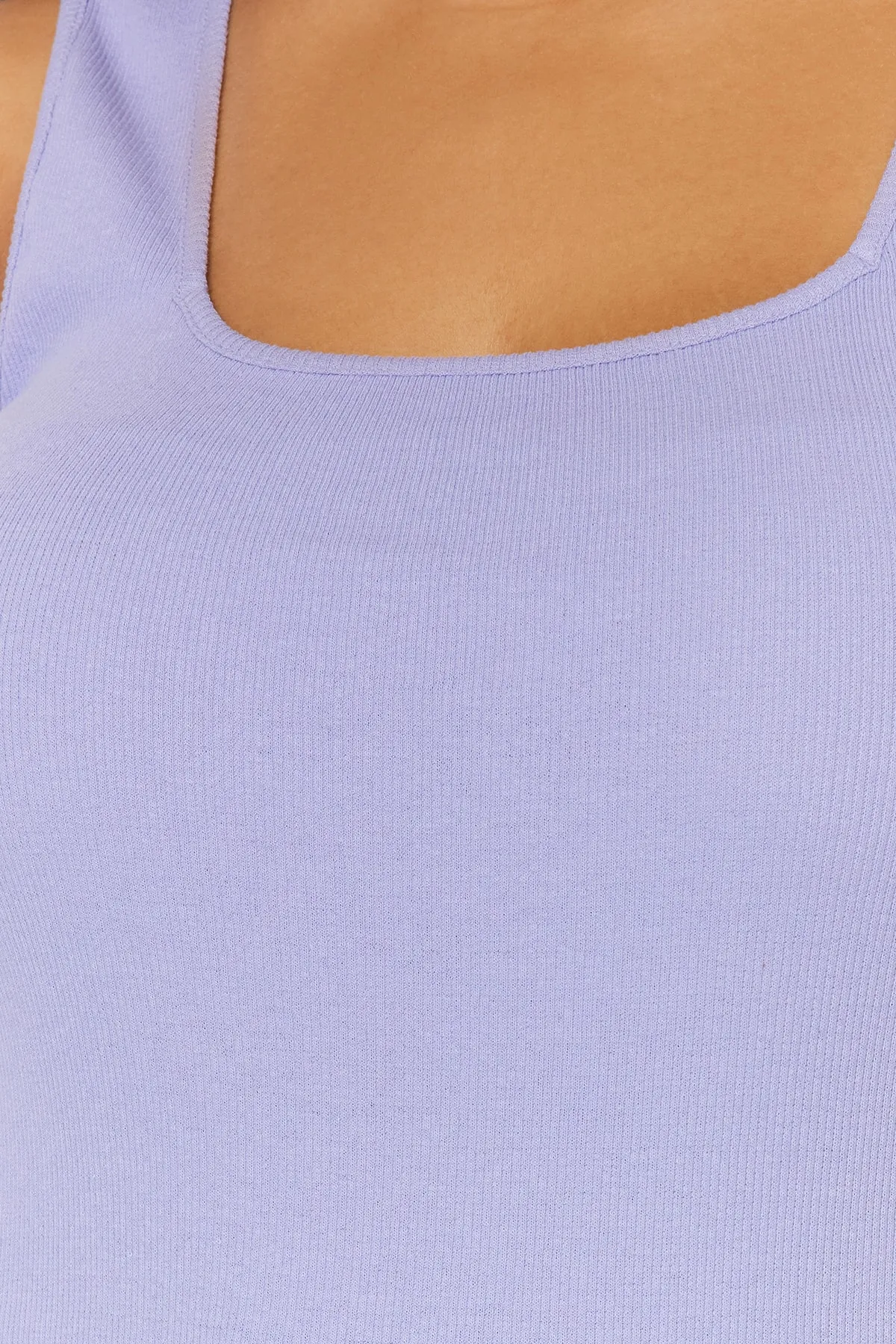 Trendyol Curve  Lilafarbenes Basic-Unterhemd aus schnurgebundenem Strick mit quadratischem Ausschnitt TBBSS22AL0011