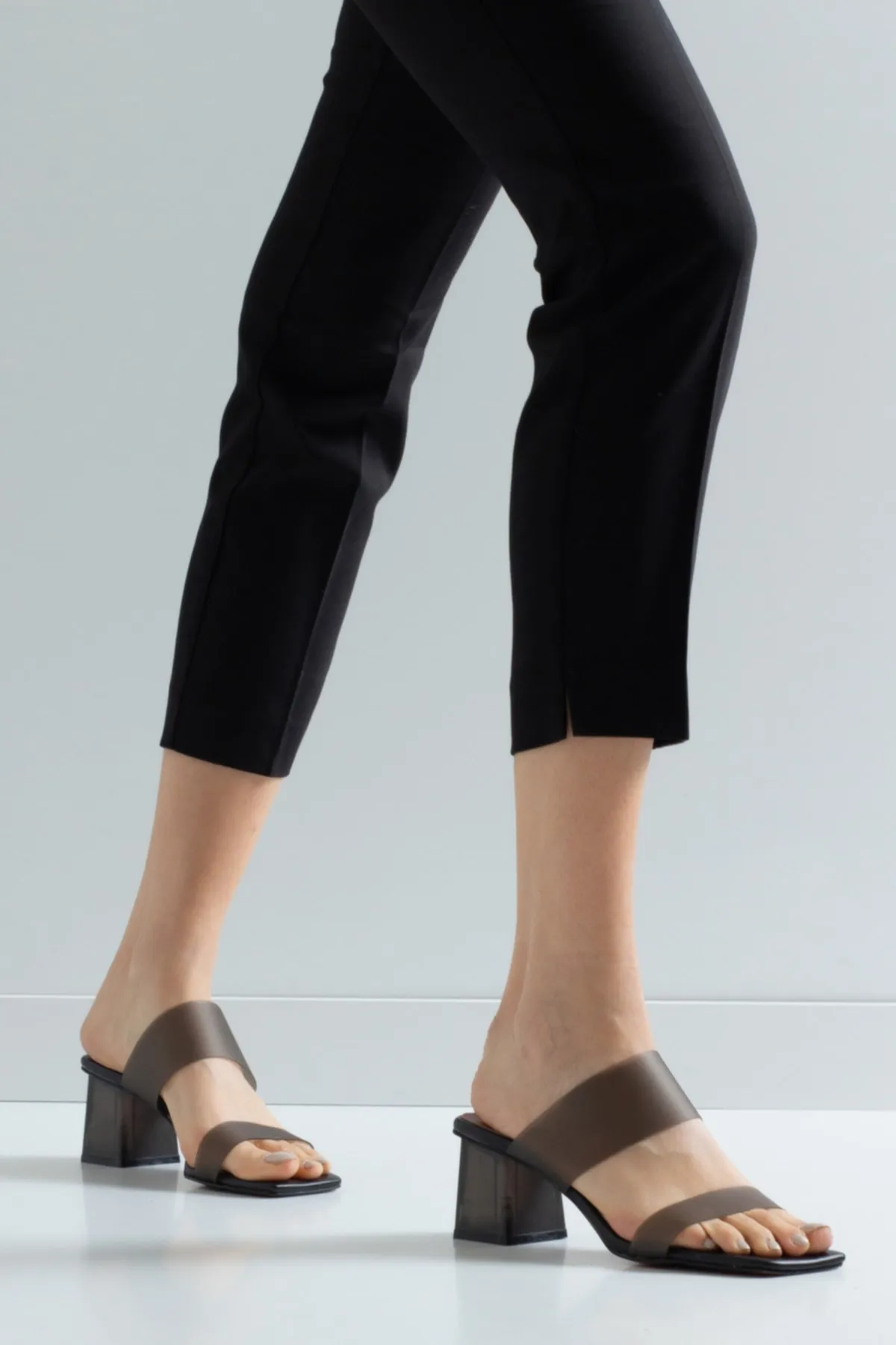 LuviShoes  Transparente Damen-Hausschuhe mit schwarzem Hautabsatz