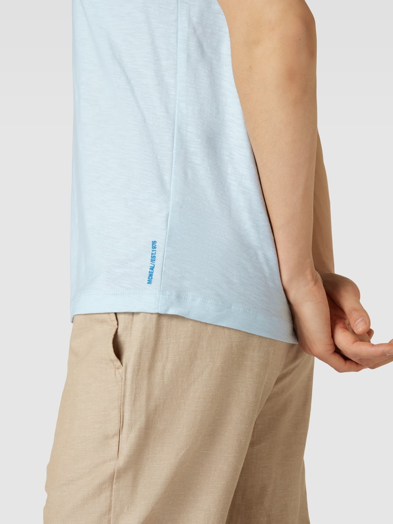 T-Shirt mit V-Ausschnitt in hellblau