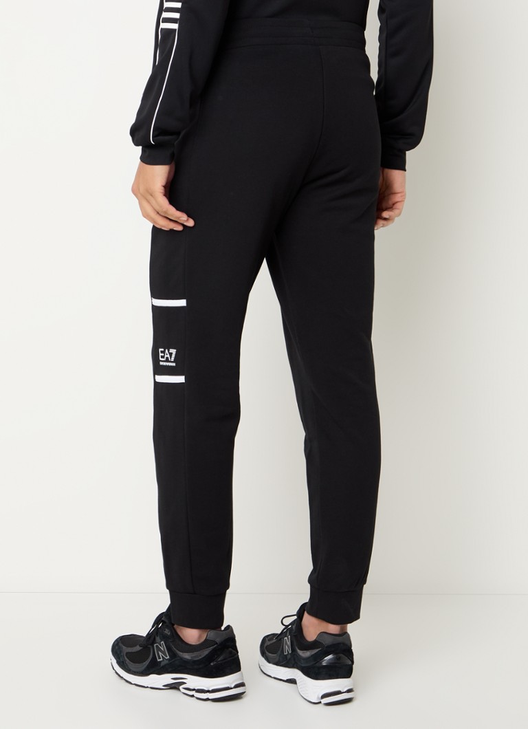 Pantaloni de trening slim fit de la Emporio Armani, cu logo și buzunare laterale.