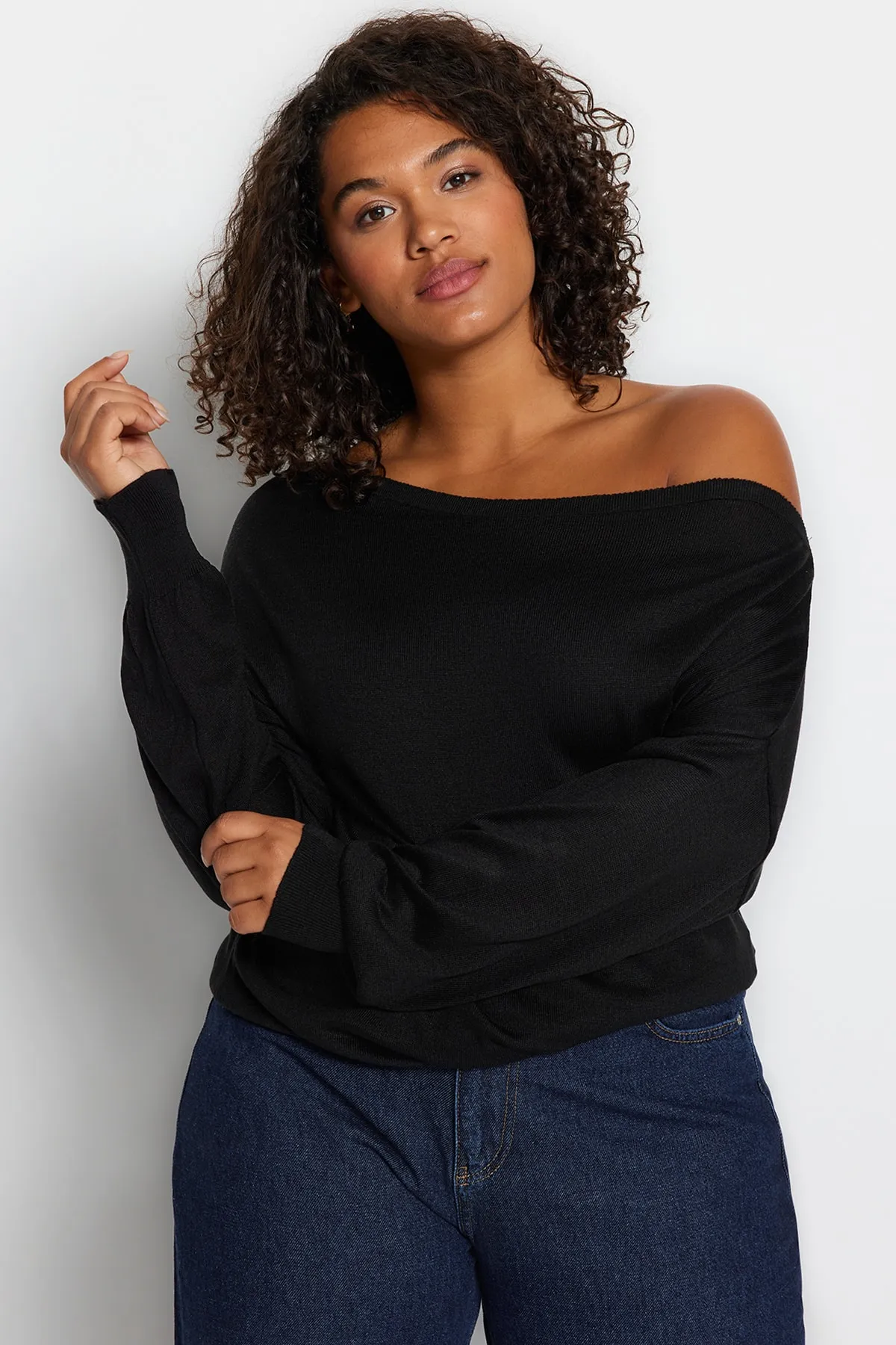 Trendyol Curve  Schwarzer Strickpullover mit U-Boot-Ausschnitt