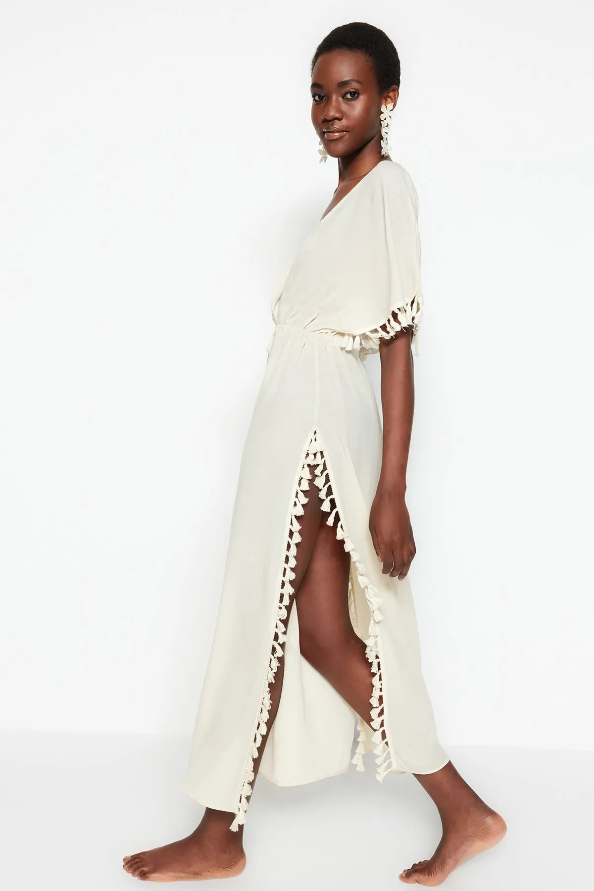 Trendyol Collection  Beiges Maxi-Strandkleid mit gewebten Quasten TBESS22EL0842
