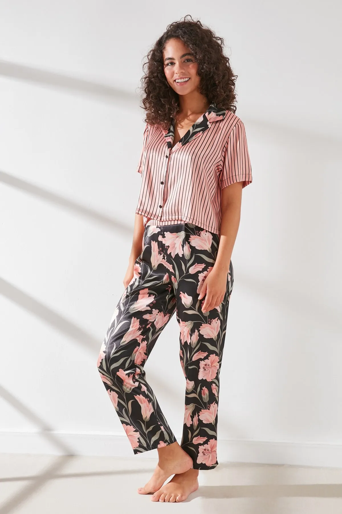 C&City  Damen-Pyjama-Set mit bauchfreiem Hemd und Hose aus Satin 9066 Lachs/Schwarz