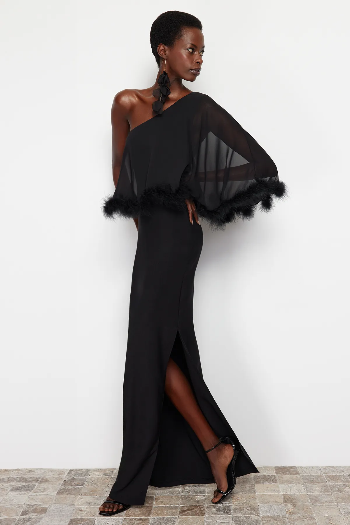Trendyol Collection  Schwarzes, figurbetontes, gewebtes, durchbrochenes langes Abendkleid TPRSS24AE00004