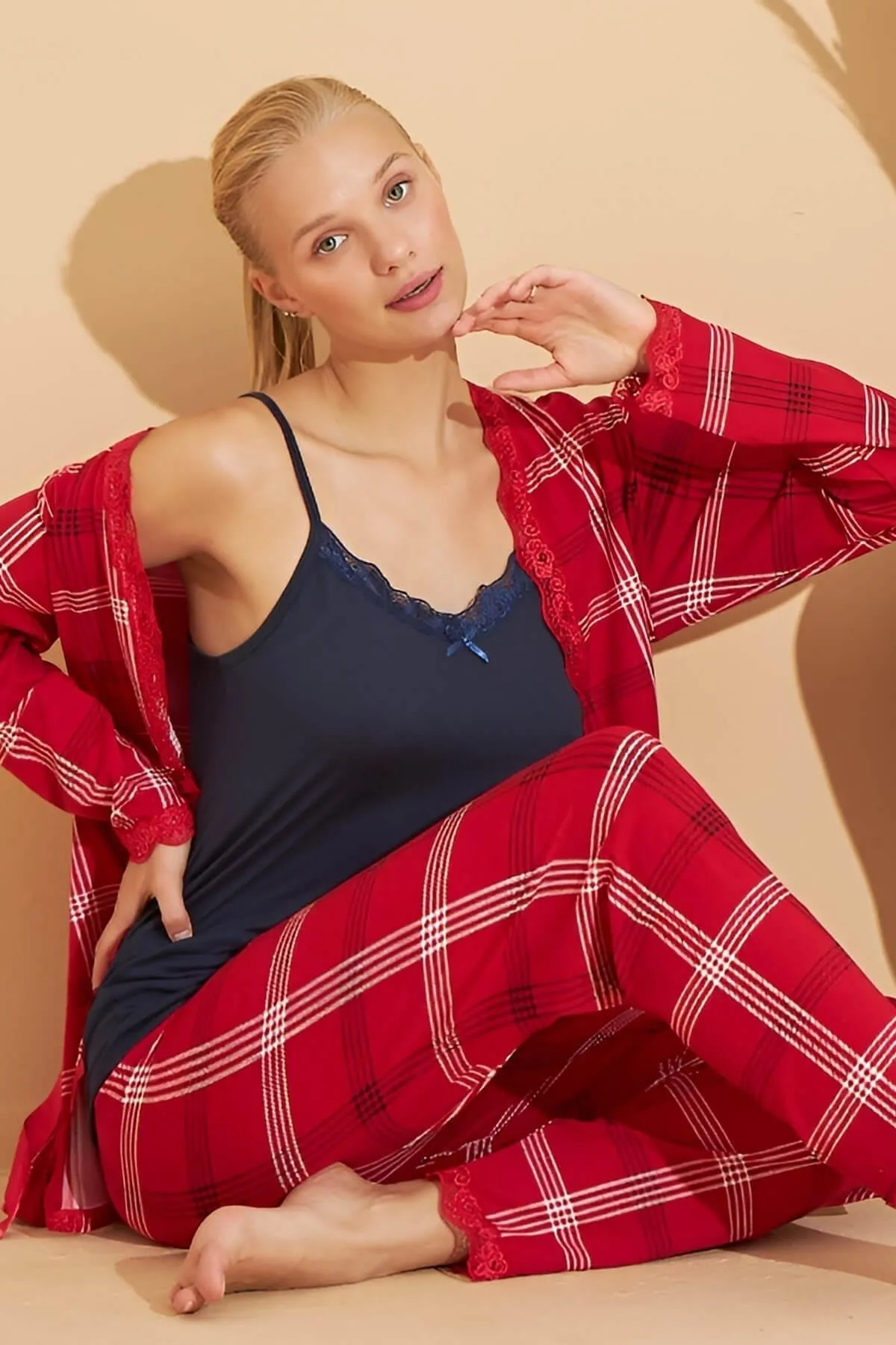 Pijamaevi  Rot kariertes Damen-Pyjama-Set mit Bambusmantel