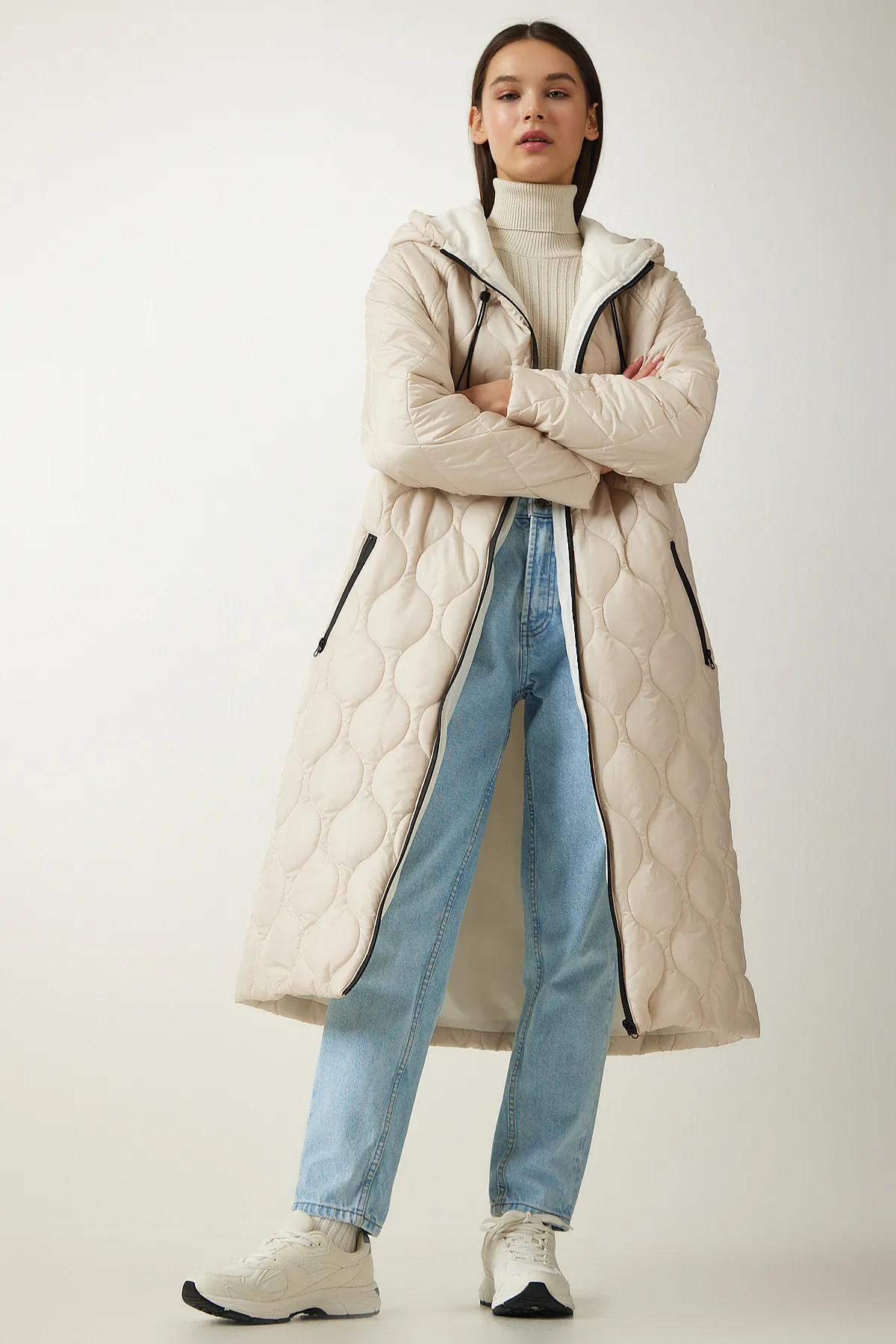 Happiness İstanbul  Cremefarbener Damen-Steppmantel mit Kapuze und Tasche DD01285