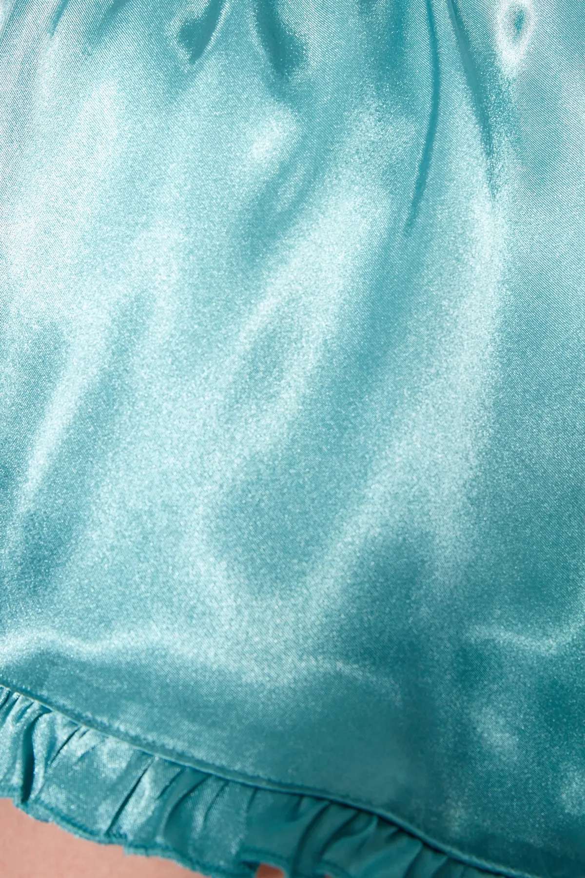 Trendyol Collection  Pyjama-Set aus gewebtem Satin mit Rüschen und Seilträgern in Ölfarbe THMSS22PT0274