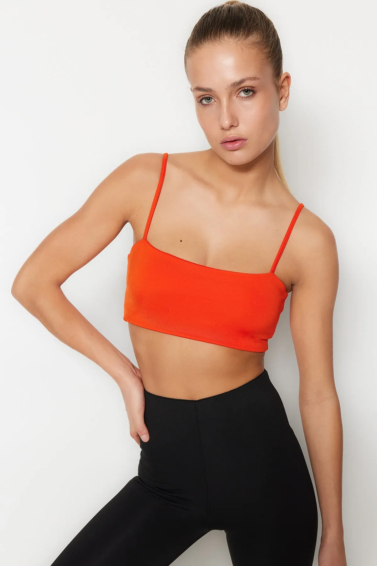 Trendyol Collection  Granatapfelblüte - Mittlerer Sport-BH aus Strick mit Stütz-/Styling-Kordelträgern THMSS23SS00024