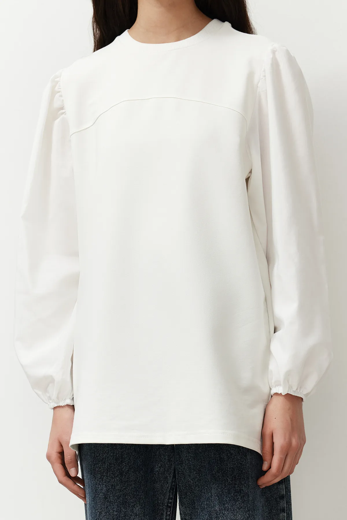 Trendyol Modest  Weißes Strick-Sweatshirt mit Popeline-Details und Ärmeln TCTSS24UK00041
