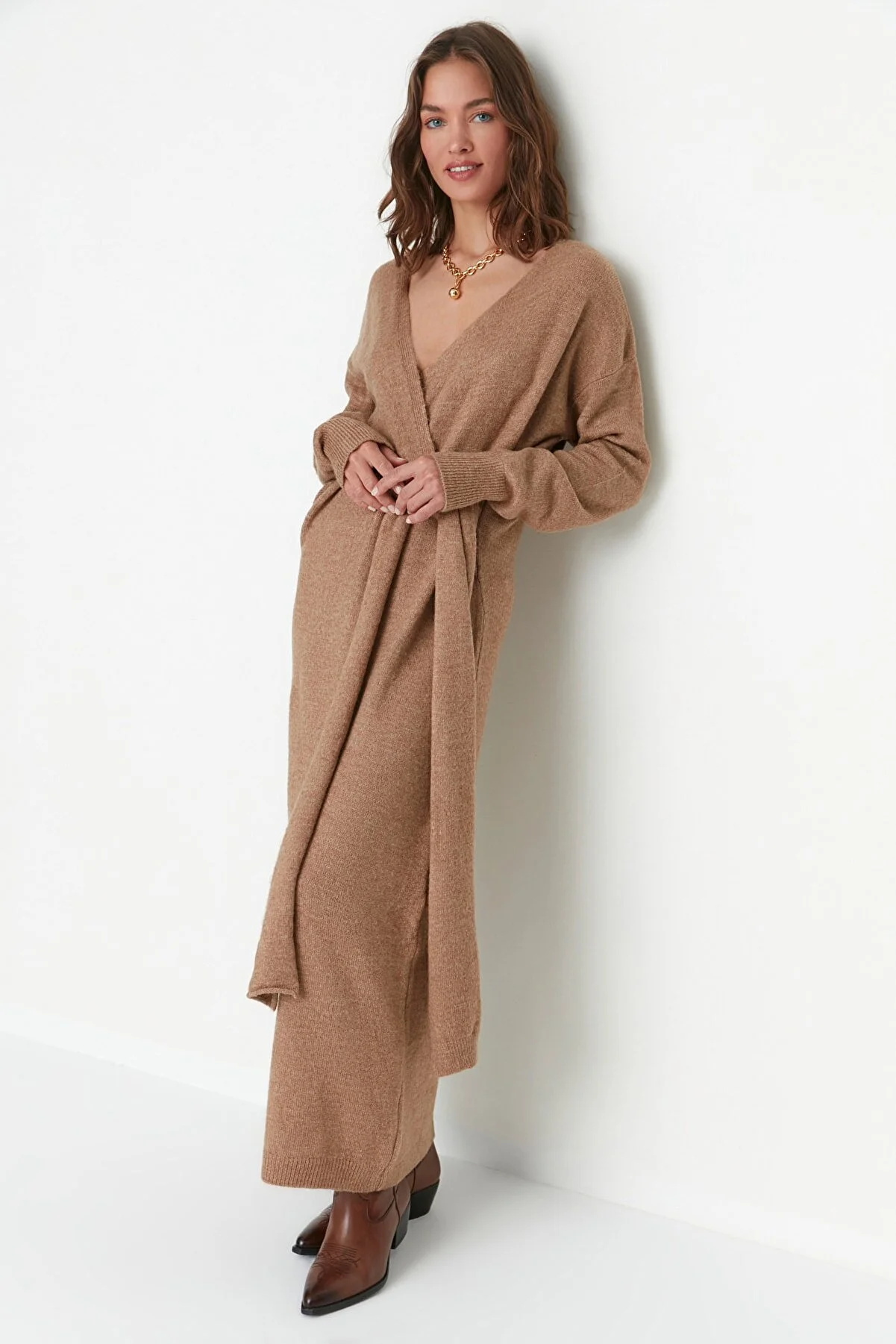 Trendyol Collection  Kamelfarbenes Maxi-Strickkleid mit zweireihigem Kragen und Krawatte, Detailliert TWOAW21EL0260
