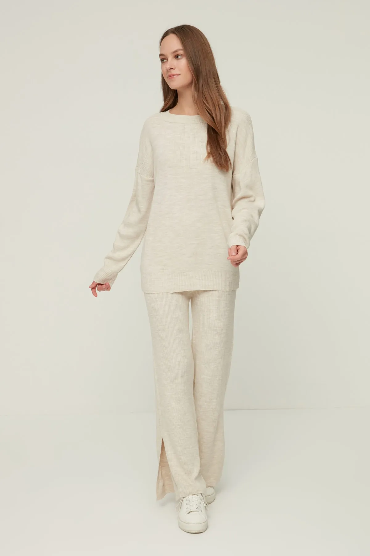 Trendyol Collection  Beiges Strickoberteil und -unterteil mit Schlitzdetail THMAW22AU0502
