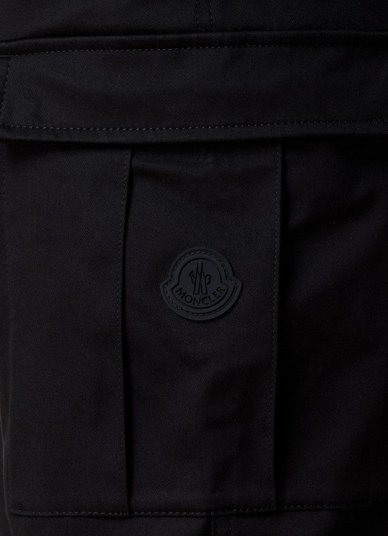 Pantaloni cargo Moncler in gabardine, taglio affusolato, con logo