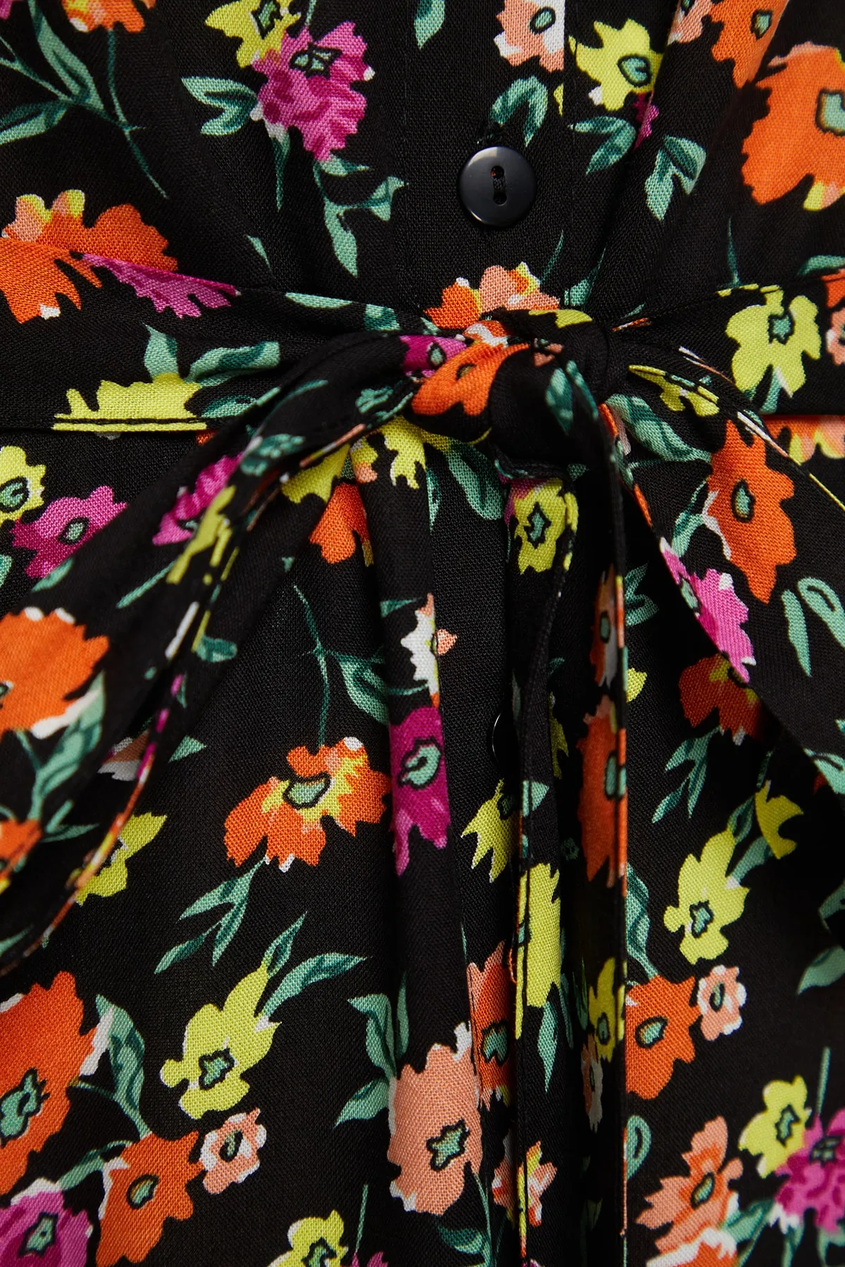 Trendyol Curve  Schwarzes gewebtes Hemdblusenkleid mit Blumengürtel TBBSS22EL1607