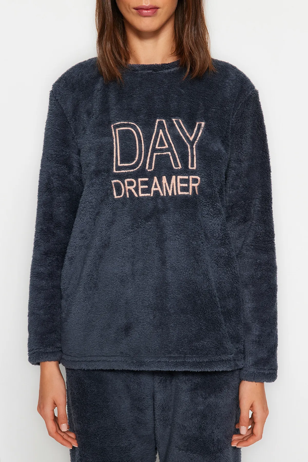 Trendyol Collection  Marineblaues Pyjama-Set aus T-Shirt und Hose von Wellsoft mit aufgesticktem Slogan THMAW24PT00187