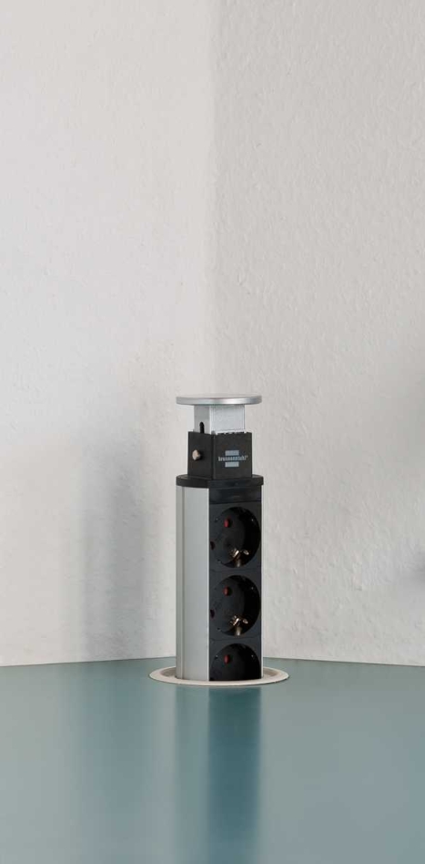 Brennenstuhl 1396200013 Tower Power, régua de energia com carregador USB de 3 vias e duas entradas USB para carregamento, 2m H05VV-F 3G1.5, totalmente embutida em tampo de mesa.
