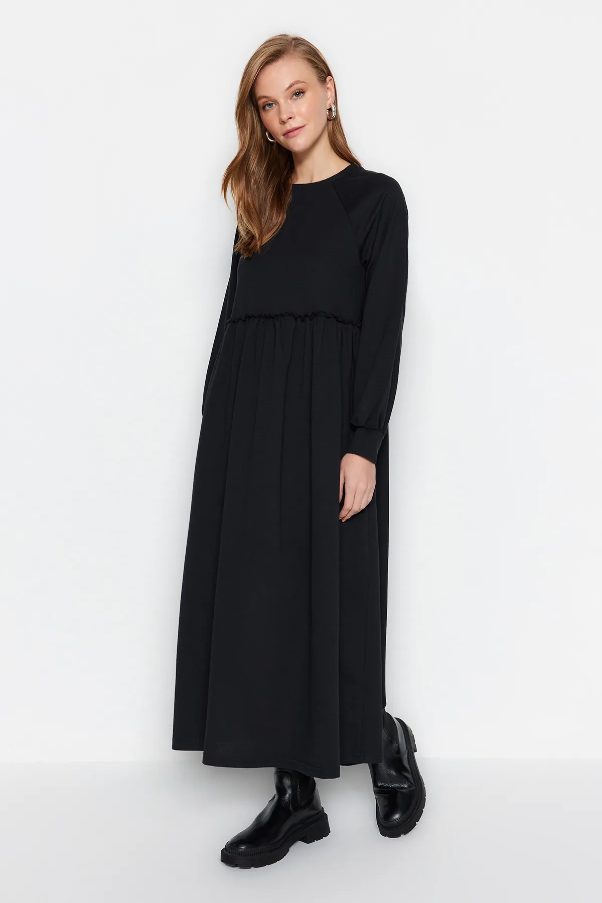 Trendyol Modest  Schwarzes Strickkleid mit Cut-Out-Taille TCTSS23EB00307
