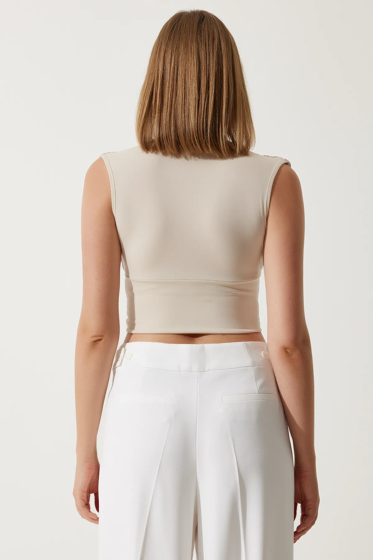 Happiness İstanbul  Cremefarbene, kurz geschnittene Sandy-Strickbluse mit tiefem V-Ausschnitt für Damen BF00039